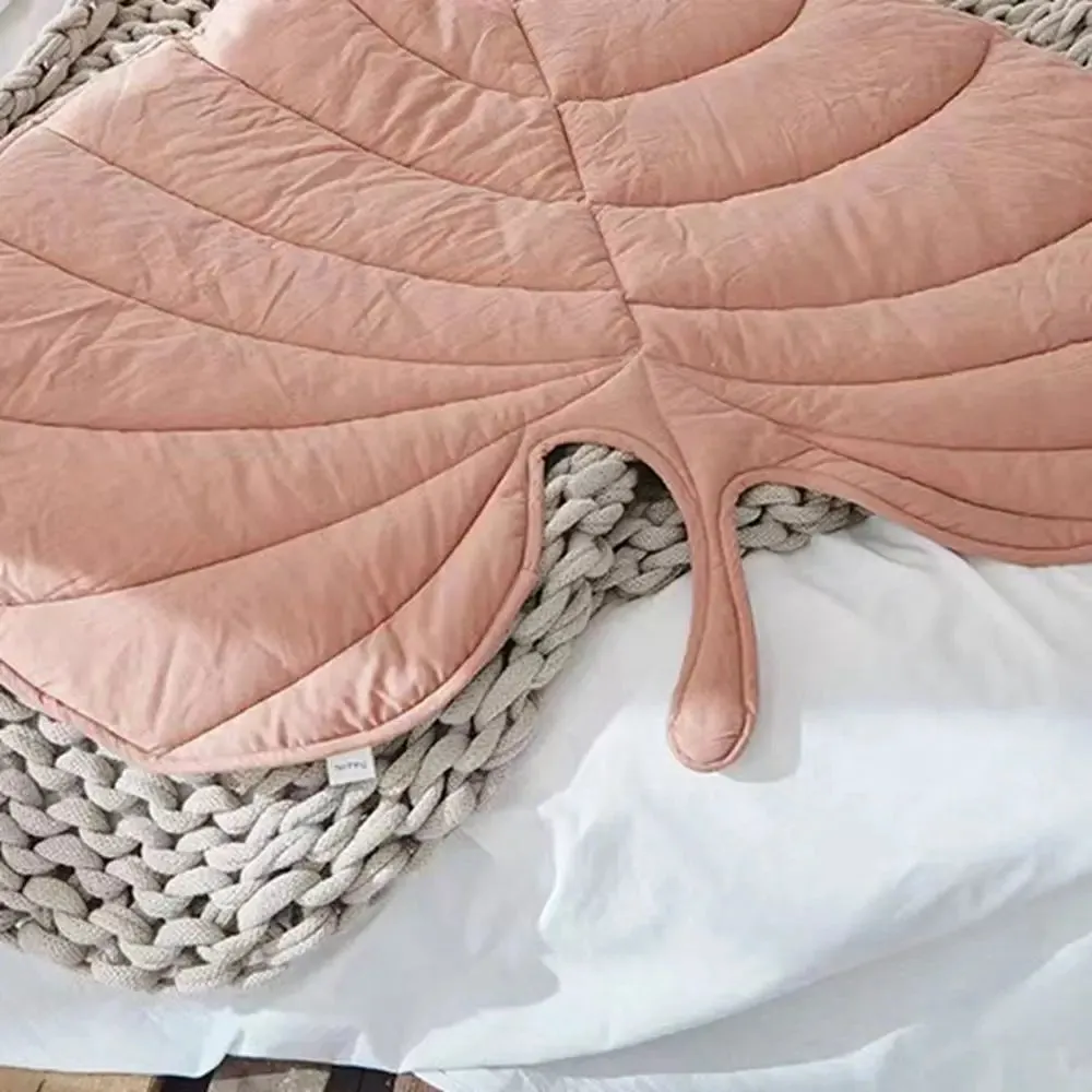 Breathable Leaf-Shaped Pet Mat - Washable and Eco-Friendly for Dogs and Cats